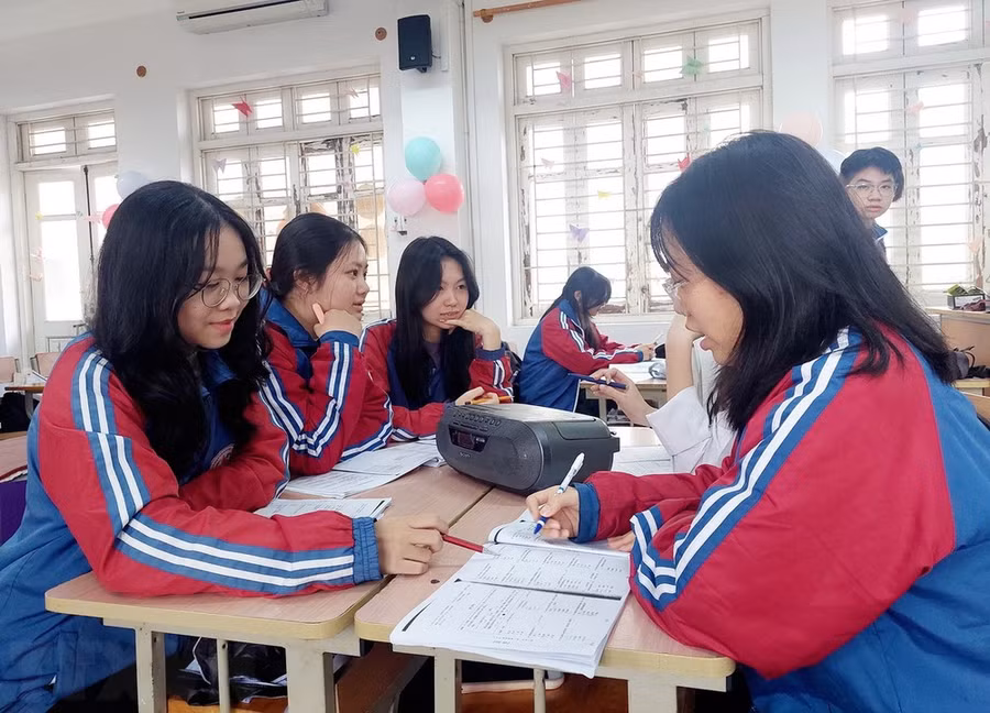 Hà Linh cùng các bạn trong đội tuyển thi học sinh giỏi tiếng Trung trau dồi kỹ năng nghe tiếng Trung. (Ảnh: Thanh Vân/TTXVN)