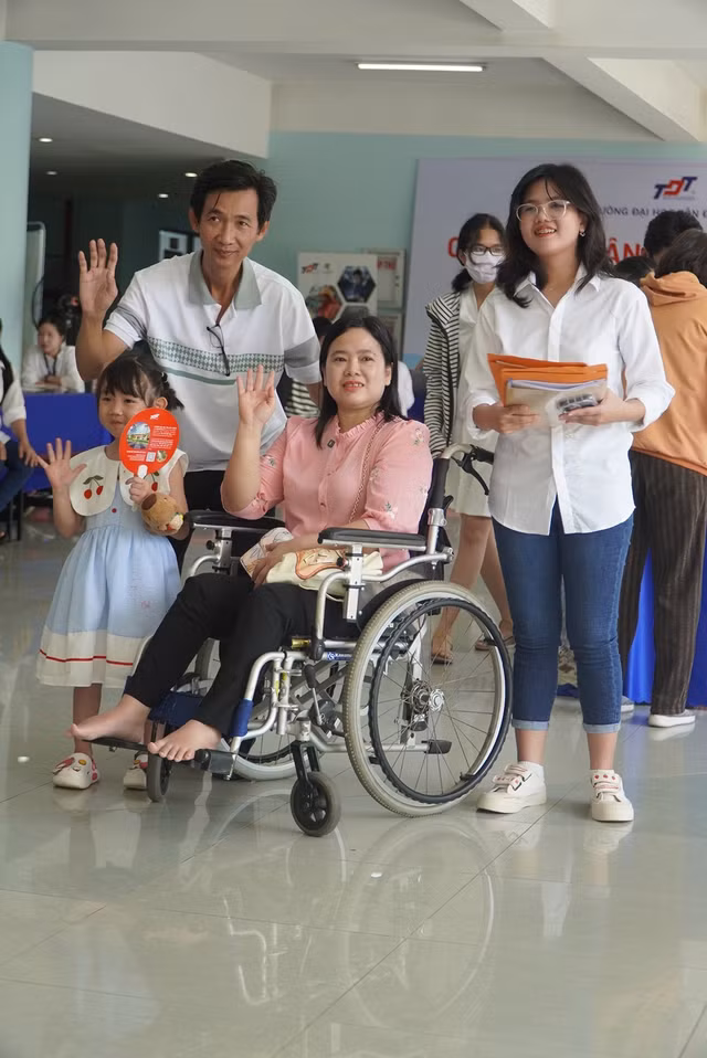 Gia đình bà Vân có mặt tại trường ĐH Tôn Đức Thắng để chúc mừng con gái trở thành tân sinh viên.