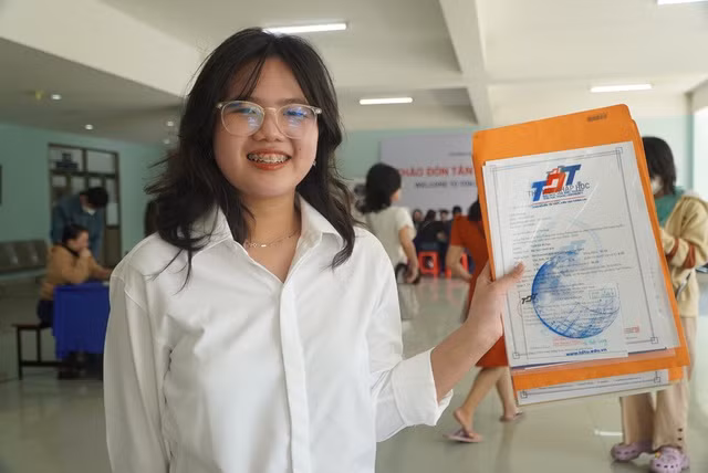 Em Mỹ Phương cười tươi khi thực hiện ước mơ đậu đại học vào ngành học mình yêu thích