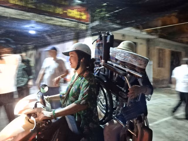 Người dân ở chung cư A7 Tân Mai di dời đến nơi an toàn để tránh trú bão số 3. Ảnh: HNMO