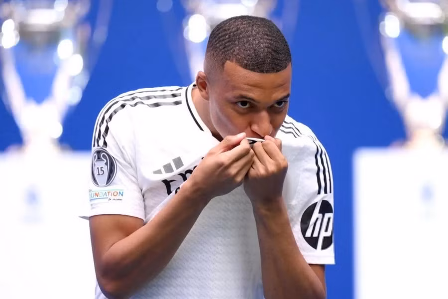 Mbappe gây sốt với cử chỉ hôn lên logo của Real Madrid. (Nguồn: Reddit) Mbappe gây sốt với cử chỉ hôn lên logo của Real Madrid. (Nguồn: Reddit)