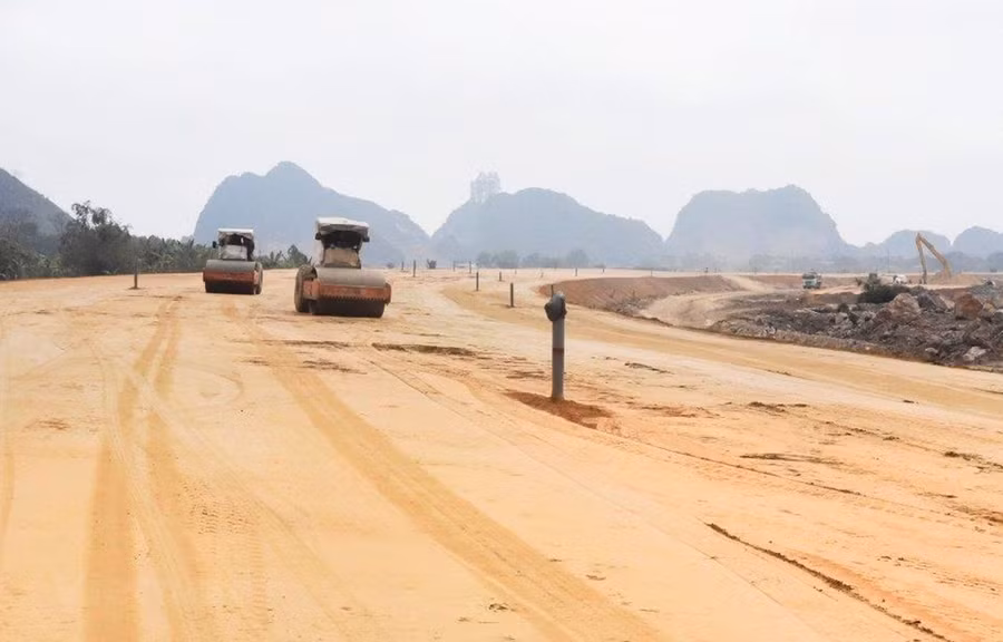 Nhà thầu thi công Dự án Cao tốc Bắc-Nam phía Đông giai đoạn 2017-2020. (Ảnh: Việt Hùng/Vietnam+)