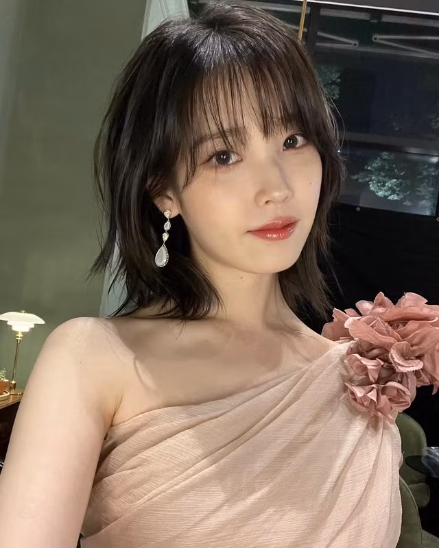 Không chỉ sở hữu giọng ca trong trẻo, IU còn gây ấn tượng bởi vẻ đẹp ngọt ngào, dễ thương đã làm nên thương hiệu cho cô nàng trong suốt hơn 10 năm qua. Hình ảnh "em gái quốc dân" với mái tóc dài óng ả, phong cách thời trang nữ tính, nhẹ nhàng đã ghi dấu ấn đậm nét trong lòng khán giả, thế nên khi đổi mới sang hình tượng trưởng thành và đằm thắm hơn, nữ idol sinh năm 1993 đã gây ra nhiều bất ngờ cho người hâm mộ Không chỉ sở hữu giọng ca trong trẻo, IU còn gây ấn tượng bởi vẻ đẹp ngọt ngào, dễ thương đã làm nên thương hiệu cho cô nàng trong suốt hơn 10 năm qua. Hình ảnh "em gái quốc dân" với mái tóc dài óng ả, phong cách thời trang nữ tính, nhẹ nhàng đã ghi dấu ấn đậm nét trong lòng khán giả, thế nên khi đổi mới sang hình tượng trưởng thành và đằm thắm hơn, nữ idol sinh năm 1993 đã gây ra nhiều bất ngờ cho người hâm mộ