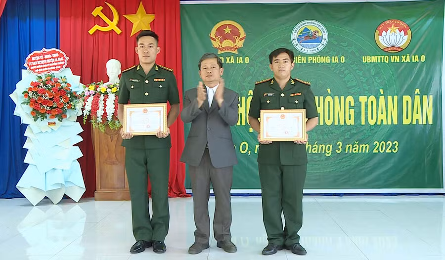 Phó Chủ tịch UBND huyện Ia Grai Đào Lân Hưng tặng giấy khen cho cán bộ, chiến sĩ Đồn Biên phòng Ia O. Ảnh: Phương Lộc