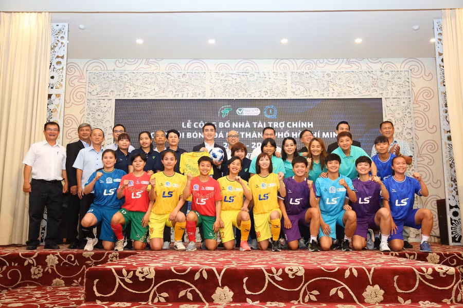 CLB nữ TP.HCM ra mắt trang phục mới. Ảnh: Linh Nhi