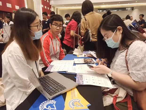 Học sinh tìm hiểu thông tin về các trường đại học quốc tế tại chương trình Ngày hội du học Mỹ. (Ảnh: Phạm Mai/Vietnam+) Học sinh tìm hiểu thông tin về các trường đại học quốc tế tại chương trình Ngày hội du học Mỹ. (Ảnh: Phạm Mai/Vietnam+)