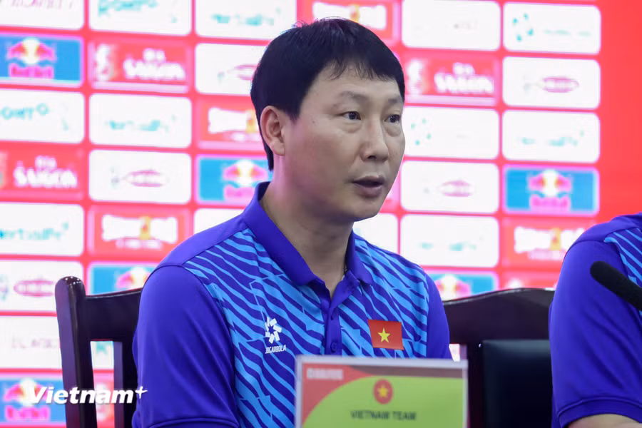 Huấn luyện viên Kim Sang-sik đặt mục tiêu có trận thắng ra mắt với Đội tuyển Việt Nam ở trận tiếp đón đối thủ Philippines. (Ảnh: Việt Anh/Vietnam+) Huấn luyện viên Kim Sang-sik đặt mục tiêu có trận thắng ra mắt với Đội tuyển Việt Nam ở trận tiếp đón đối thủ Philippines. (Ảnh: Việt Anh/Vietnam+)
