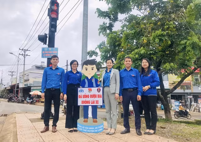 Mô hình chibi tuyên truyền về an toàn giao thông tại H.Di Linh. Ảnh: TỈNH ĐOÀN LÂM ĐỒNG