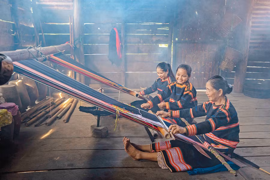 Truyền nghề. Ảnh: Công Phạm Truyền nghề. Ảnh: Công Phạm