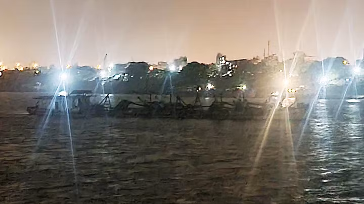 Lúc 19 giờ 20 phút ngày 2/1/2024, ba tàu cát tặc hoạt động cách cầu Thanh Trì chừng 500m về phía trung tâm Hà Nội.