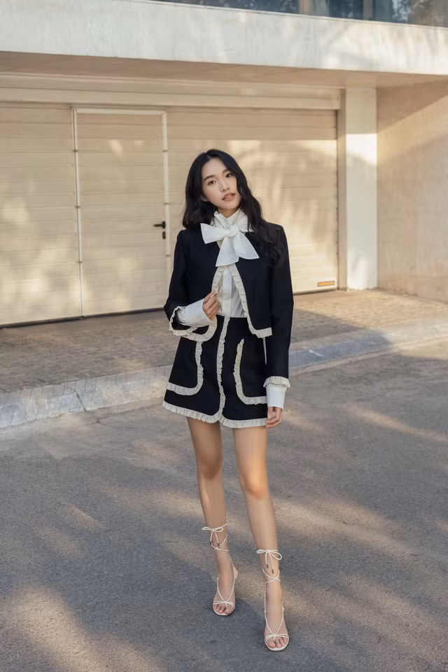 Một vẻ đẹp sành điệu, cổ điển mà rất đỗi thời trang trong toàn bộ set đồ đen trắng mà người đẹp thể hiện khiến fan ngất ngây