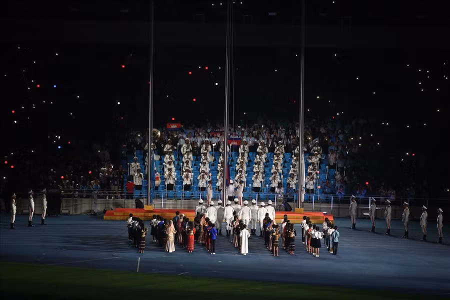 Lễ khai mạc SEA Games được bắt đầu bằng nghi thức thượng cờ.