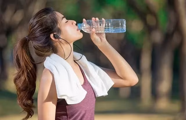 Một trong những cách dễ nhất để uống nhiều nước hơn là mang theo bên mình một chai nước có thể tái sử dụng mọi lúc mọi nơi. Ảnh: SHUTTERSTOCK