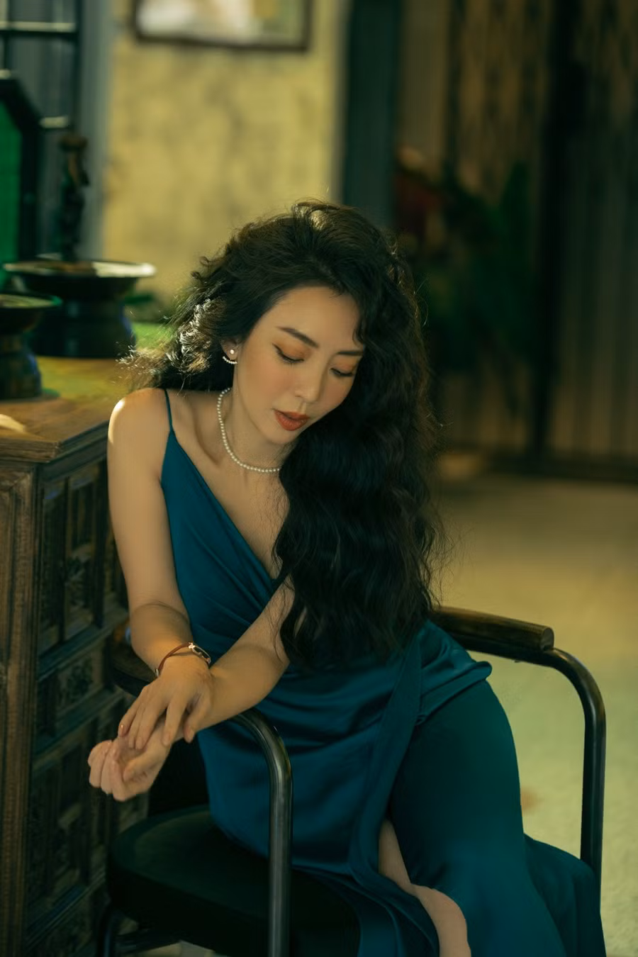 Thu Trang trải lòng về việc 'lùi về sau để Tiến Luật tỏa sáng' - Ảnh 3. Ở hiện tại, Thu Trang chủ yếu đóng phim do công ty sản xuất, thỉnh thoảng đi diễn kịch để thỏa nỗi niềm nhớ sân khấu. Nữ diễn viên nói khi gần chạm ngưỡng 40 tuổi, cô làm việc có chọn lọc để dành thời gian chăm sóc bản thân, gia đình. Thu Trang bộc bạch: “Tôi yêu nghề, đam mê với công việc diễn xuất. Dù là đứng trên sân khấu hay dưới ống kính máy quay, tôi cũng mong mình có thể cống hiến”. Ảnh: NVCC