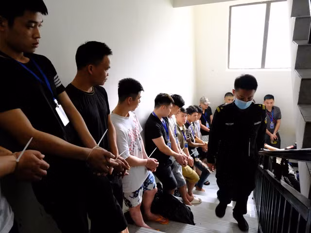 Các đối tượng bỏ chạy theo đường cầu thang bộ của tòa nhà nhưng bị bắt giữ ngay sau đó Các đối tượng bỏ chạy theo đường cầu thang bộ của tòa nhà nhưng bị bắt giữ ngay sau đó