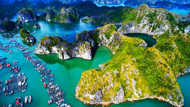 Làng chài trong quần đảo Cát Bà. Ảnh: CATBA