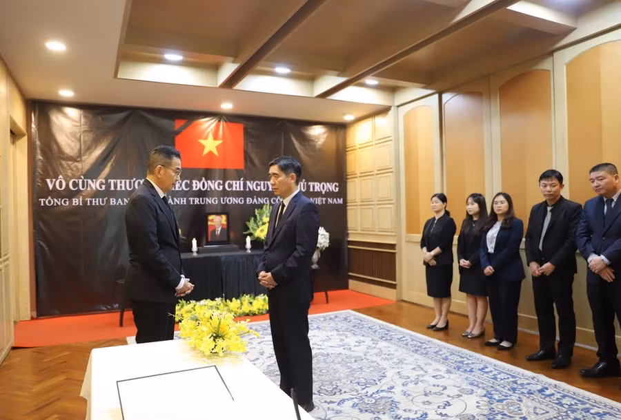 Bộ trưởng Ngoại giao Vương quốc Thái Lan Maris Sangiampongsa (bên trái) chia buồn với Đại sứ Phạm Việt Hùng. (Ảnh: Đỗ Sinh/TTXVN)