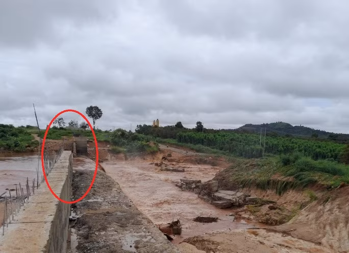 Sự cố vỡ đê thủy điện Ia Glae 2 ở Gia Lai - Ảnh 1. Một đoạn đập khoảng 10m của thủy điện Ia Glae 2 bị vỡ, thiệt hại hàng chục ha hoa màu của người dân