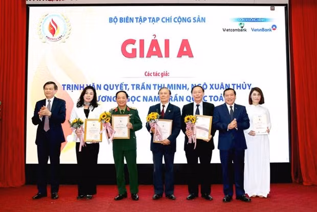 Các tác giả đạt Giải A giải báo chí "Ngọn lửa" của Tạp chí Cộng sản lần thứ VI. (Nguồn: Báo Điện tử Chính phủ)
