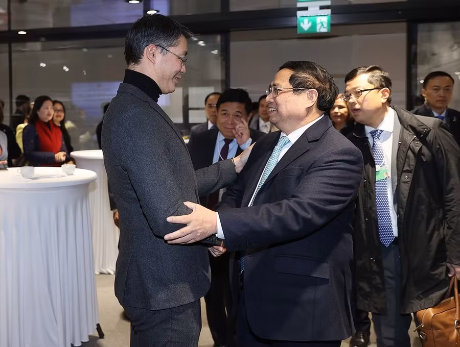 Thủ tướng Phạm Minh Chính với các doanh nghiệp tham dự Toạ đàm "Việt Nam - Điểm đến hàng đầu ASEAN về đầu tư bền vững." (Ảnh: Dương Giang/TTXVN)