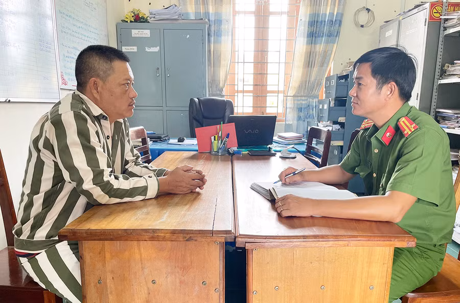 Cán bộ Công an huyện Phú Thiện lấy lời khai của đối tượng Phạm Nguyễn Hoàng Anh. Ảnh: L.V.N