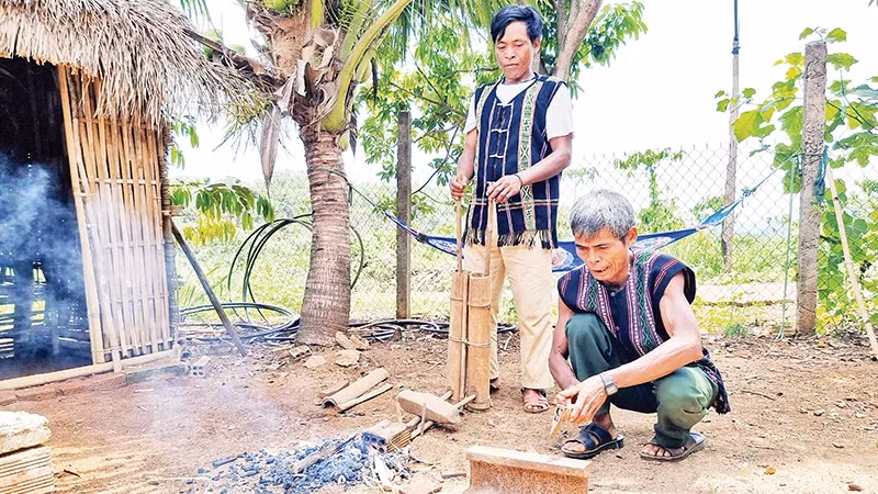 Nghệ nhân Điểu K’Bôi truyền dạy nghề rèn cho con trai. Nghệ nhân Điểu K’Bôi truyền dạy nghề rèn cho con trai.
