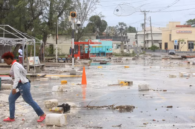 Bão Beryl quét qua Bridgetown - Barbados. Ảnh: Reuters