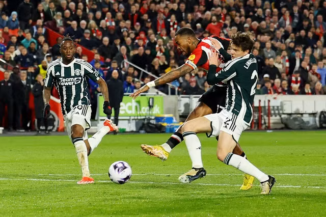 Ivan Toney là mối đe dọa thường trực với cầu môn Man United.