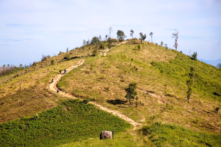 Từ chân núi lên đỉnh khoảng 3,5km, du khách phải đi bộ hơn một tiếng.