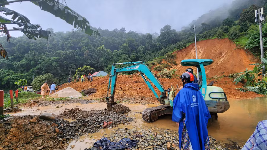 Hiện trường vụ sạt lở trên đèo Bảo Lộc khiến 4 người bị vùi lấp. Ảnh: Phan Tuấn
