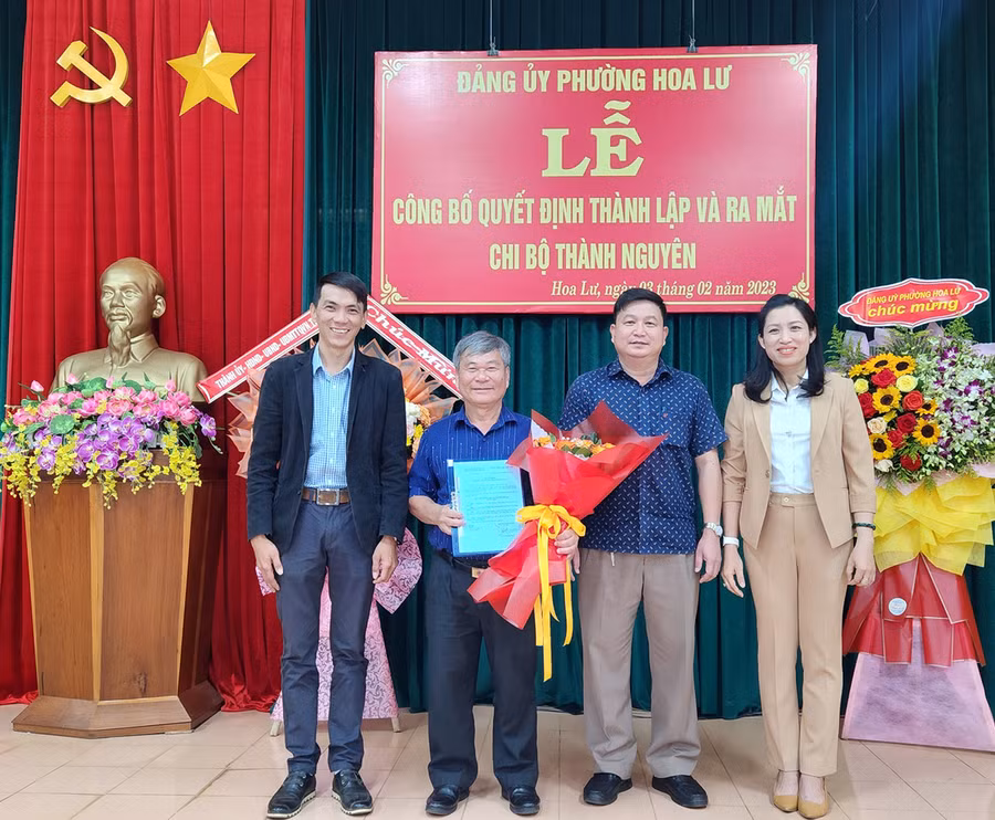 Đảng ủy phường Hoa Lư công bố quyết định thành lập và ra mắt Chi bộ Thành Nguyên. Ảnh: Phương Dung