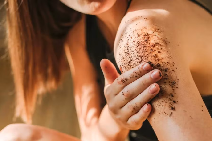 Bã cà phê không chỉ có tác dụng tẩy tế bào chết mà còn giúp làm sáng và đều màu da toàn thân (ảnh nguồn internet)