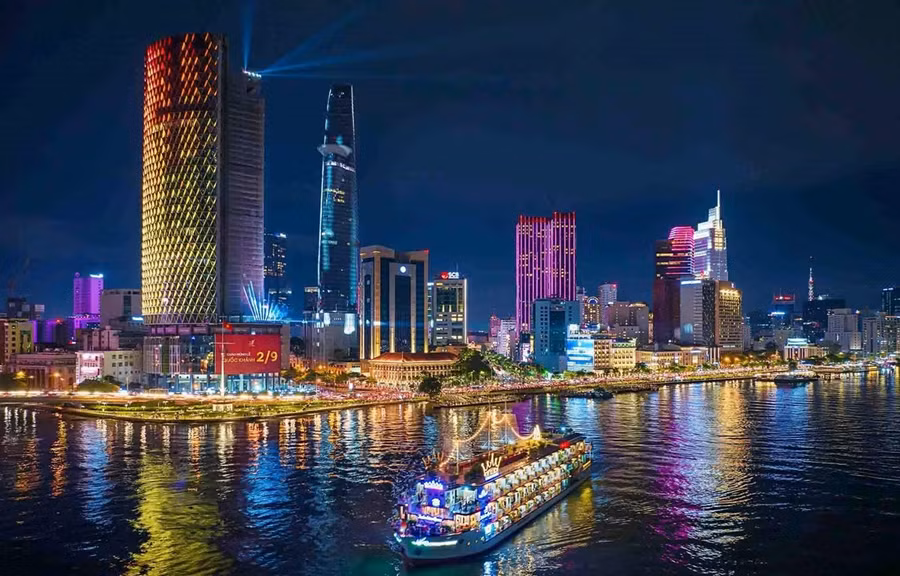 Thành phố Hồ Chí Minh lung linh trong đêm Quốc khánh 2/9. (Ảnh: Nguyễn Đặng Việt Cường)