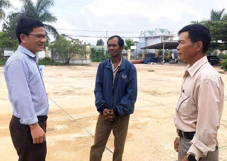 Ông Quản Văn Duẩn-Chủ tịch Ủy ban MTTQ Việt Nam xã Nghĩa Hưng (huyện Chư Păh, bìa trái) trao đổi với các Trưởng ban Công tác Mặt trận thôn, làng. Ảnh: Phương Dung