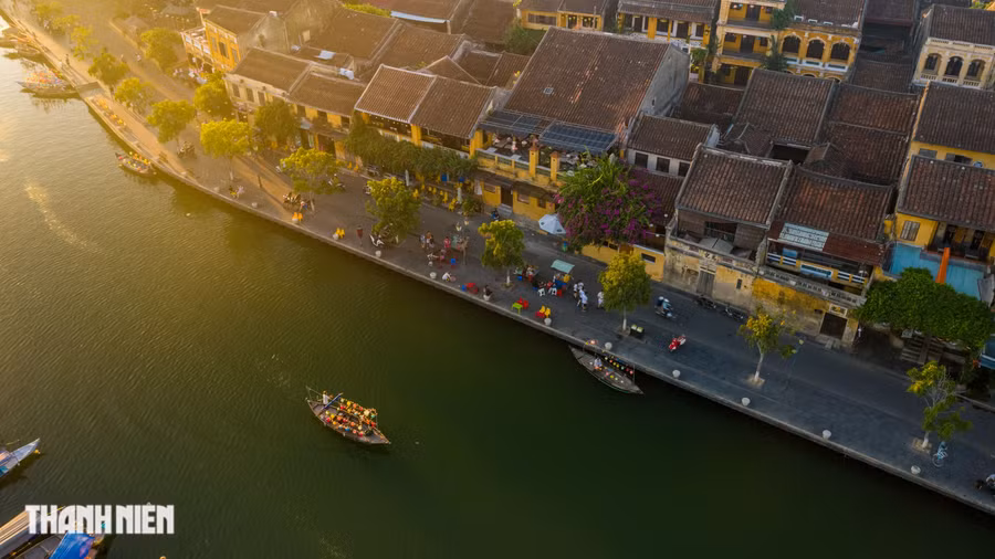 Du khách Úc từng đến Việt Nam 14 lần - Ảnh 1. Phố cổ Hội An trong buổi sáng bên dòng sông Hoài. Ảnh: BÙI VĂN HẢI