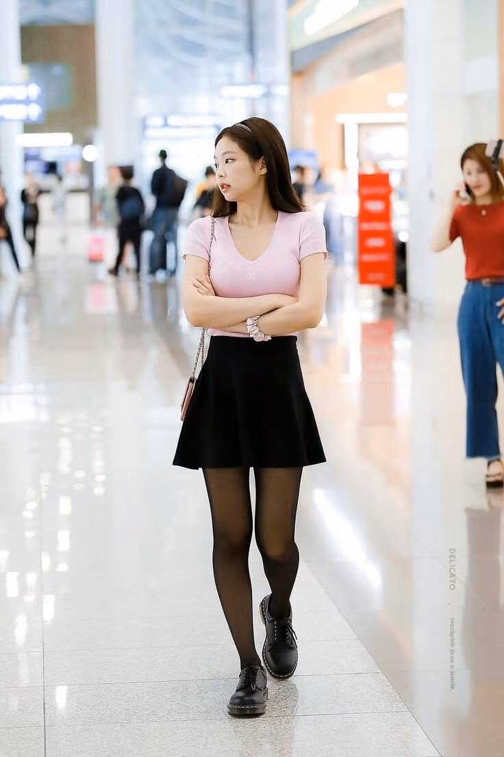 Bộ trang phục mang tính biểu tượng của Jennie khi đến sân bay hồi tháng 7/2019. Phong cách của nữ rapper tạo trend trên sân khấu và các sự kiện thời gian dài.