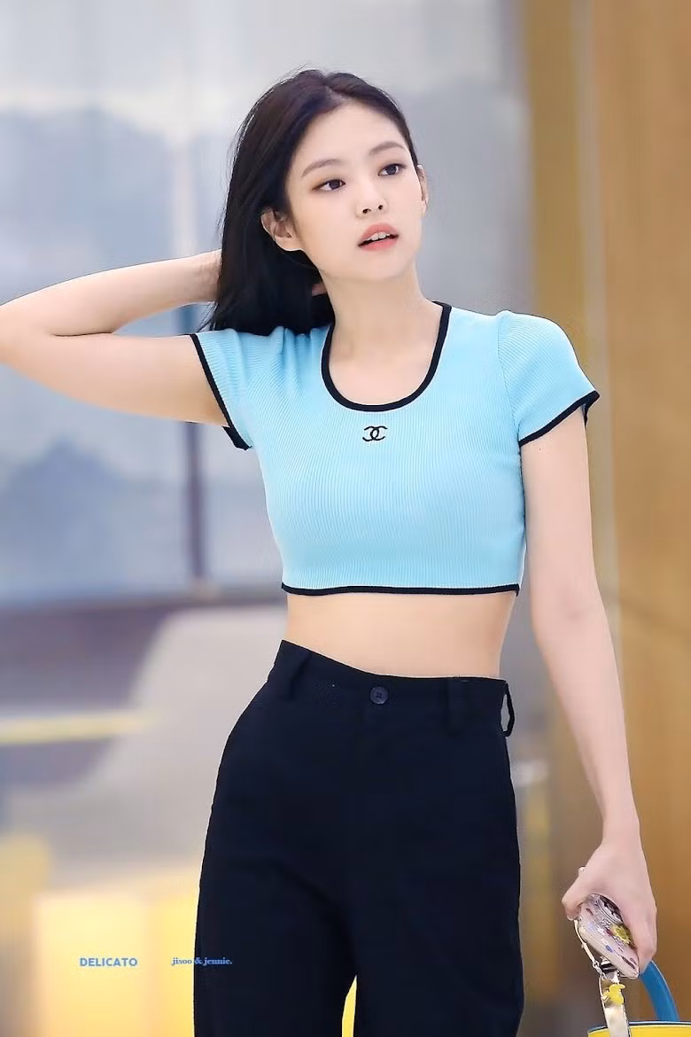 "Cây Chanel sống" luôn tạo trend với thời trang sân bay. Đôi lúc, cô ăn mặc giản dị hơn nhưng biết cách phối phụ kiện làm bản thân không nhàm chán.