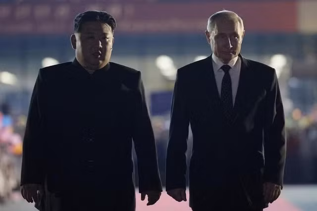 Tổng thống Nga Vladimir Putin và nhà lãnh đạo Triều Tiên Kim Jong-un tại sân bay ở Bình Nhưỡng rạng sáng 19-6. Ảnh: Sputnik