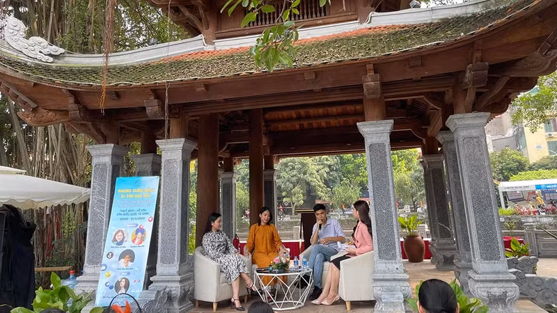 Tọa đàm của Linh Lan Books tại Hồ Văn (Văn Miếu Quốc Tử Giám, Hà Nội) được livestream trên mạng xã hội, thu hút đông đảo bạn đọc. Tọa đàm của Linh Lan Books tại Hồ Văn (Văn Miếu Quốc Tử Giám, Hà Nội) được livestream trên mạng xã hội, thu hút đông đảo bạn đọc.