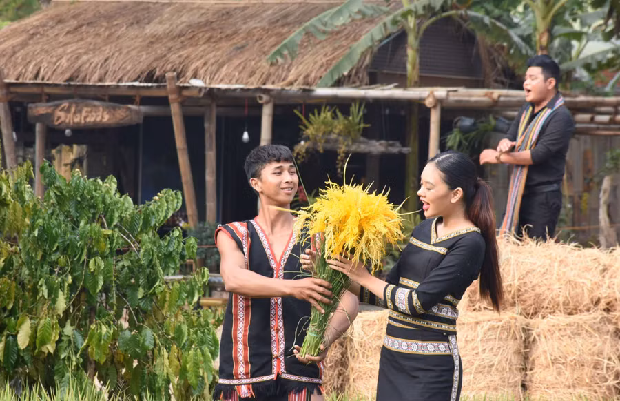 Sắc màu thổ cẩm trong chương trình "Đăk Hà ngày mùa". Ảnh: NP