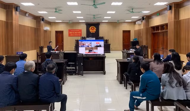 Quang cảnh phiên xét xử trực tuyến tiến sĩ Trường đại học Hồng Đức về tội "Trộm cắp tài sản" tại điểm cầu trụ sở TAND tỉnh Thanh Hóa.