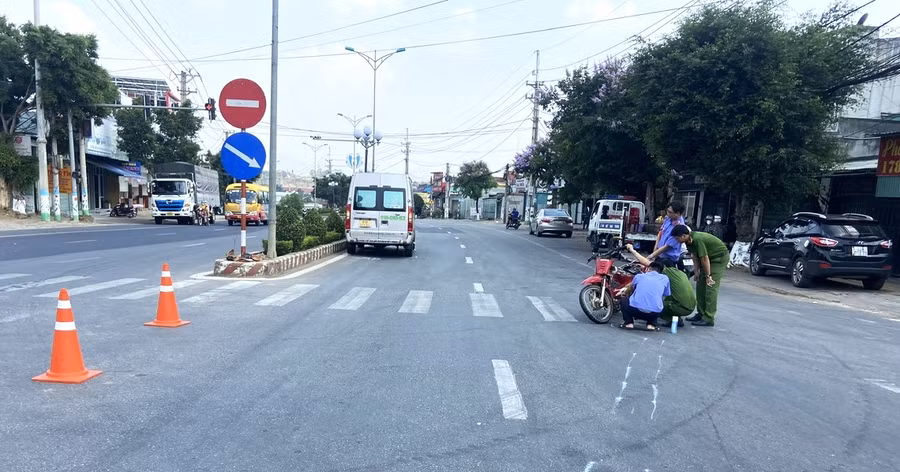 Dựng lại hiện trường vụ tai nạn. Ảnh: PN