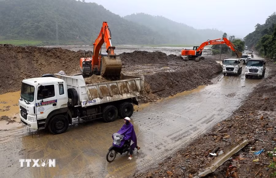 Các đơn vị ở Điện Biên bố trí nhiều máy móc, phương tiện để khắc phục sự cố, đảm bảo giao thông được thông suốt sau mưa lũ. (Ảnh: Trung Kiên/TTXVN) Các đơn vị ở Điện Biên bố trí nhiều máy móc, phương tiện để khắc phục sự cố, đảm bảo giao thông được thông suốt sau mưa lũ. (Ảnh: Trung Kiên/TTXVN)