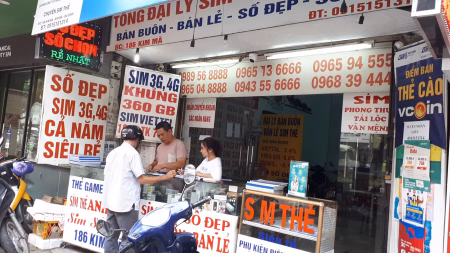 Một điểm bán SIM thẻ trên phố Kim Mã. Ảnh: XM. Một điểm bán SIM thẻ trên phố Kim Mã. Ảnh: XM.