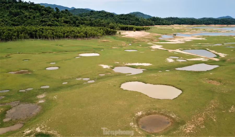 Mùa nước cạn, dấu tích sân bay LiBi và chi chít hố bom hiện rõ trên tuyến đường 22 ngày trước. Hàng chục năm qua, nước ngập cỏ phủ không thể xóa đi những vết thương chiến tranh đã để lại ở vùng đất này. Ông Nguyễn Phi Công - Phó Giám đốc BQL Khu bảo tồn thiên nhiên Kẻ Gỗ - cho biết: "Sở dĩ có tên gọi sân bay LiBi là vì sân bay được làm ở khu vực hạ lưu của khe LiBi chảy từ núi ra. Về tư liệu sân bay LiBi, chỉ có những dòng ngắn ngủi trong cuốn lịch sử ngành giao thông Hà Tĩnh, còn lại chỉ nghe kể các trận ném bom ác liệt khiến hàng trăm TNXP, dân công hỏa tuyến và bộ đội hy sinh qua các nhân chứng. Hơn 10 năm qua, tôi vẫn luôn mò mẫm đi tìm các tư liệu và hài cốt liệt sỹ hy sinh trên tuyến đường 22 và trận đánh sân bay LiBi". Mùa nước cạn, dấu tích sân bay LiBi và chi chít hố bom hiện rõ trên tuyến đường 22 ngày trước. Hàng chục năm qua, nước ngập cỏ phủ không thể xóa đi những vết thương chiến tranh đã để lại ở vùng đất này. Ông Nguyễn Phi Công - Phó Giám đốc BQL Khu bảo tồn thiên nhiên Kẻ Gỗ - cho biết: "Sở dĩ có tên gọi sân bay LiBi là vì sân bay được làm ở khu vực hạ lưu của khe LiBi chảy từ núi ra. Về tư liệu sân bay LiBi, chỉ có những dòng ngắn ngủi trong cuốn lịch sử ngành giao thông Hà Tĩnh, còn lại chỉ nghe kể các trận ném bom ác liệt khiến hàng trăm TNXP, dân công hỏa tuyến và bộ đội hy sinh qua các nhân chứng. Hơn 10 năm qua, tôi vẫn luôn mò mẫm đi tìm các tư liệu và hài cốt liệt sỹ hy sinh trên tuyến đường 22 và trận đánh sân bay LiBi".