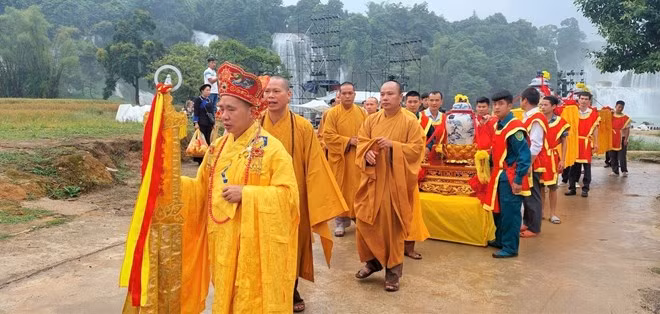 Lễ rước nước thiêng từ Thác Bản Giốc lên điện chính chùa Phật tích Trúc Lâm Bản Giốc. (Ảnh: Chu Hiệu/TTXVN). Lễ rước nước thiêng từ Thác Bản Giốc lên điện chính chùa Phật tích Trúc Lâm Bản Giốc. (Ảnh: Chu Hiệu/TTXVN).