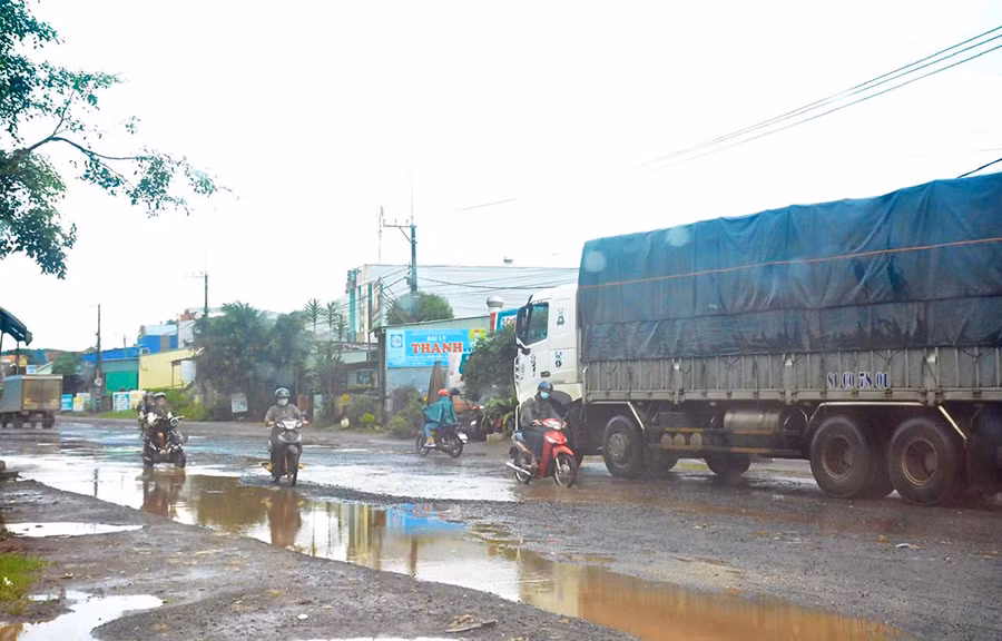 Mặt đường quốc lộ 19 (đoạn qua địa bàn huyện Đak Đoa) thi công dở dang tiềm ẩn nguy cơ xảy ra tai nạn giao thông. Ảnh: M.P