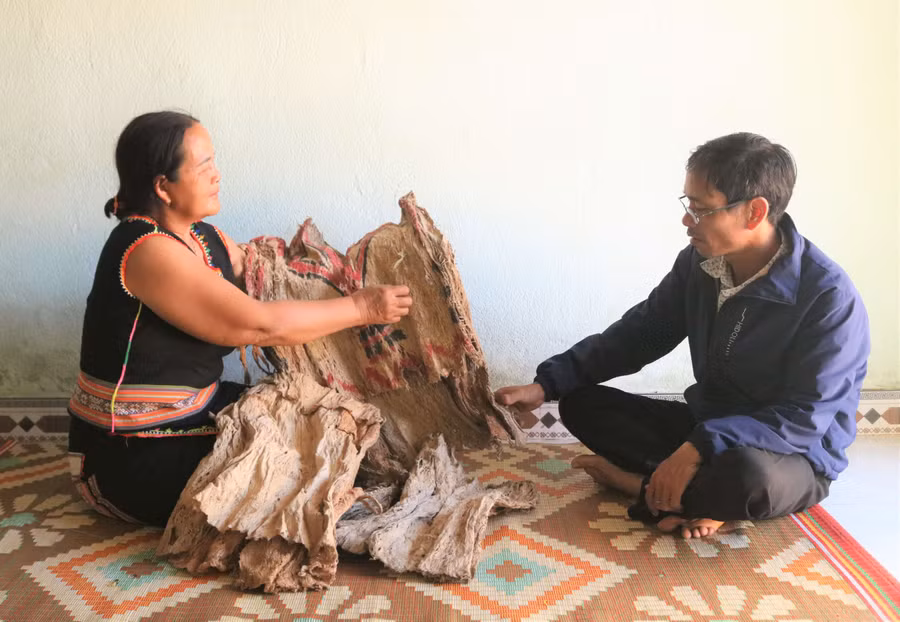 Nghệ nhân ưu tú Y Der vẫn miệt mài lưu giữ những bộ trang phục từ vỏ cây của cha mẹ để lại. Ảnh: MV