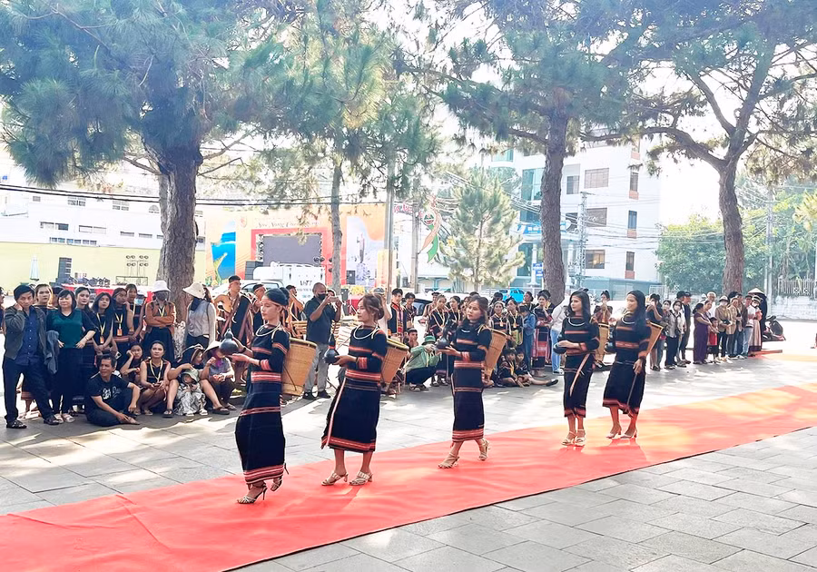 Vùng Tây Nguyên phát triển du lịch sinh thái, du lịch văn hóa gắn với bảo tồn, phát huy giá trị, bản sắc văn hóa các dân tộc Tây Nguyên. Ảnh: P.V