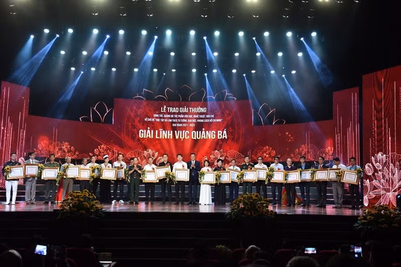 Các tập thể cá nhân được khen thưởng thành tích trong hoạt động quảng bá.